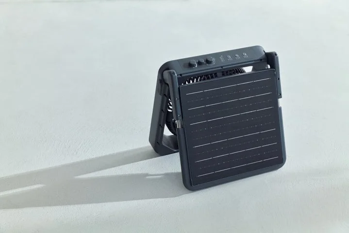 本体背面に着脱式のソーラーパネルが装着された状態