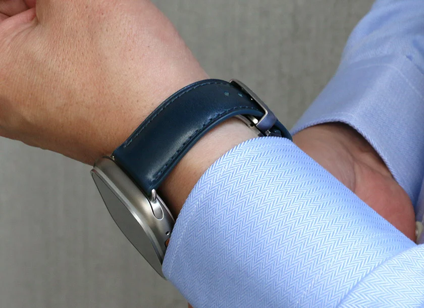 Apple Watchに装着されたブルーのレザーバンド