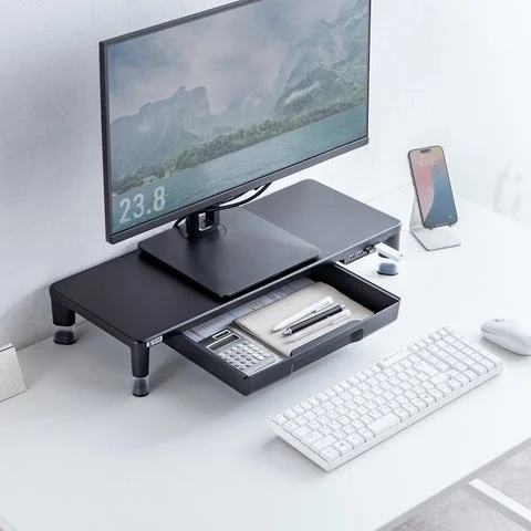 引き出しを開けた状態でPC周辺機器を収納したモニター台