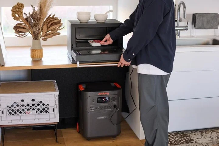Jackery ポータブル電源 3600 Plusを使用して家電製品を動かしている様子。