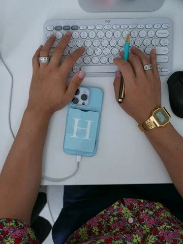 スマートフォンを操作している手元
