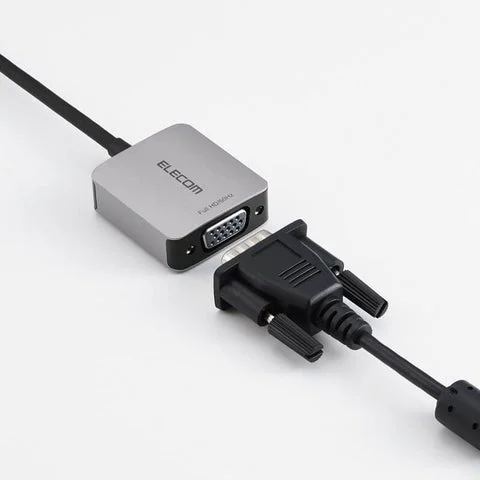 VGAケーブルをアダプターに差し込む様子