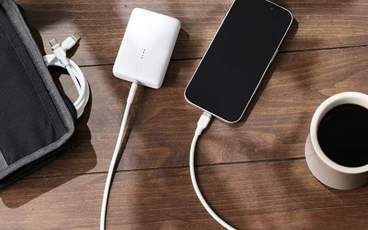 モバイルバッテリーとスマートフォンを充電中のUSB Type-Cケーブル