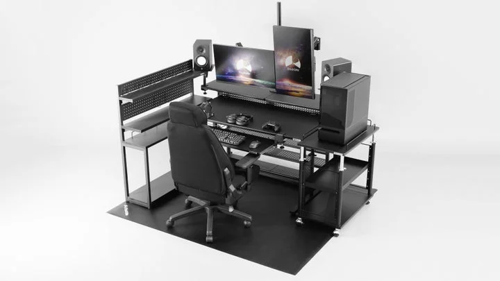 デスク上にモニターやPCなどの機材が配置された使用イメージ