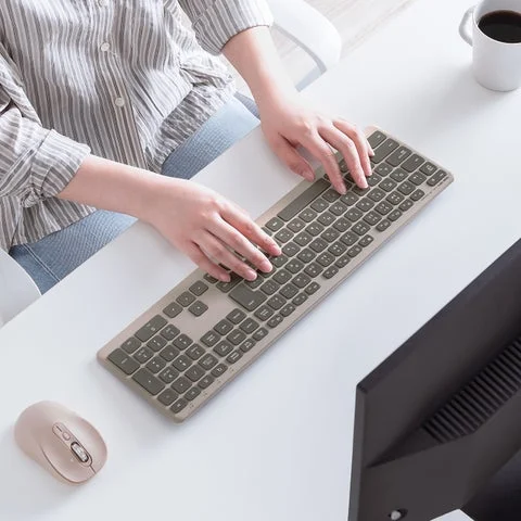 デスクでキーボードをタイピングしている様子
