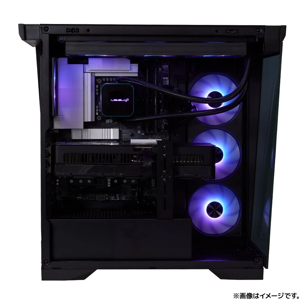 サイドパネルを取り外した状態のPCケース内部全体