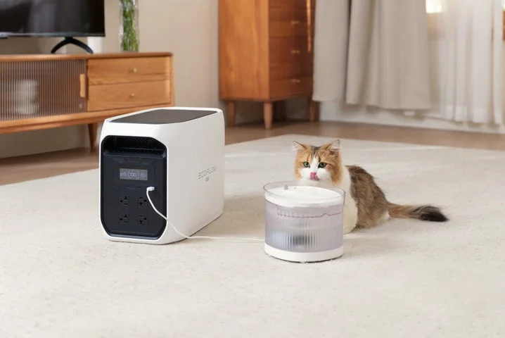 ペット用給水器と接続されたポータブル電源