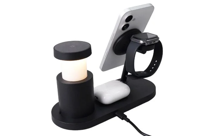 iPhone、Apple Watch、AirPodsを同時に充電している充電スタンドの全景