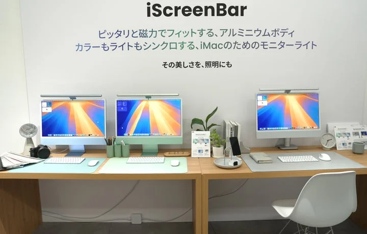 iMacに装着されたiScreenBarの展示風景。