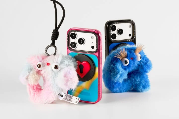 スマホケースに装着されたアルファベットのぬいぐるみチャーム