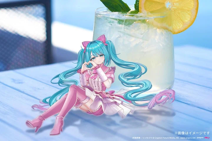 テーブルの上のグラスの横に座る初音ミクのデジタルフィギュア