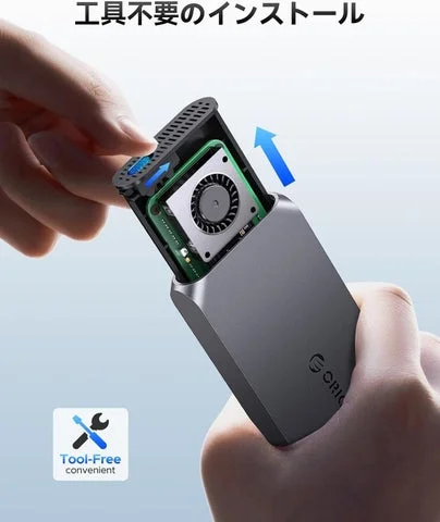 SSDケースを引き出し、工具を使わずにインストールする様子