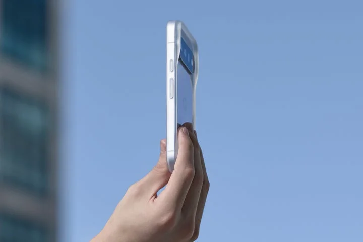 バンパーケースを装着したスマートフォンの側面からの外観