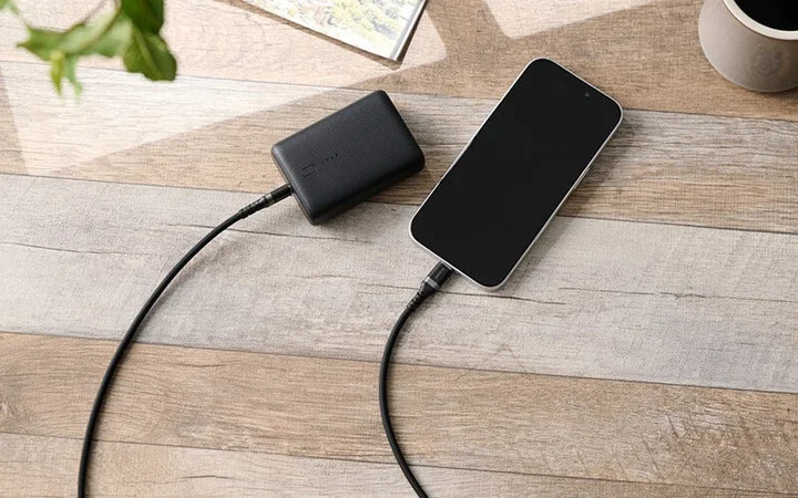 モバイルバッテリーとスマートフォンを接続して充電している様子