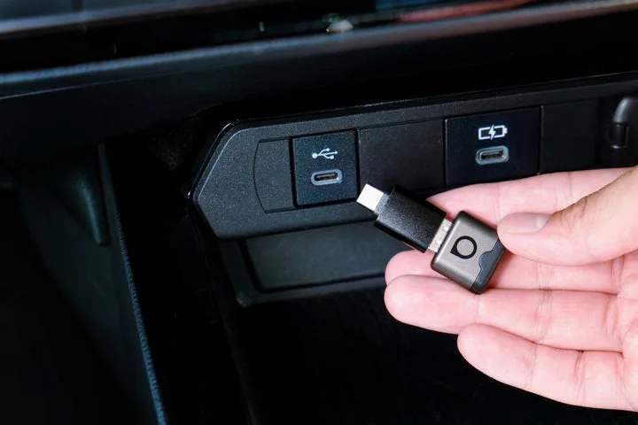 車内のUSBポートにUSB-A/C変換アダプターを介して製品を接続する様子