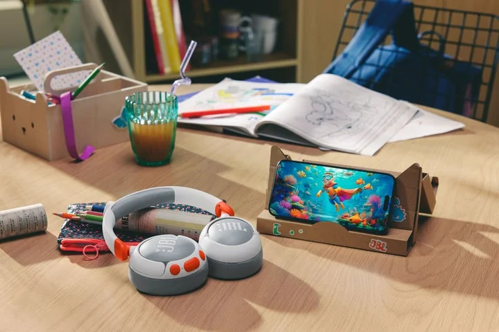学習机の上に置かれたJBL Junior 470NCとスマートフォン