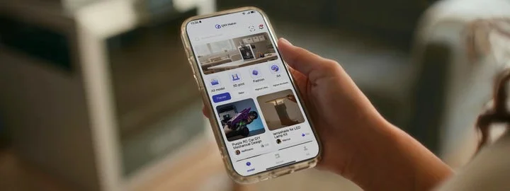スマートフォンでQIDI Makerアプリを操作する様子