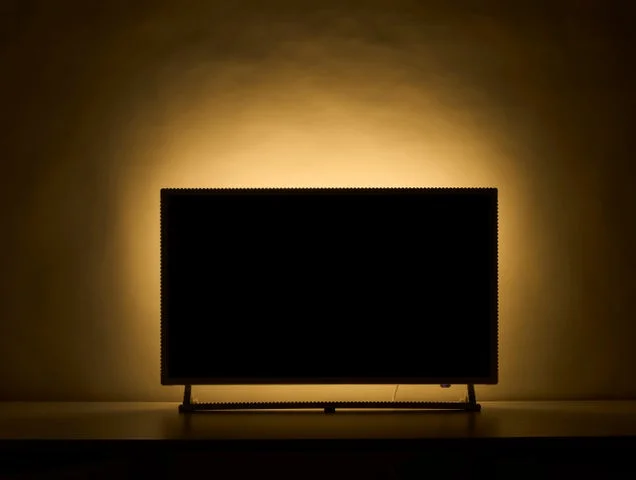 テレビ背面のLEDナイトライトが点灯している様子