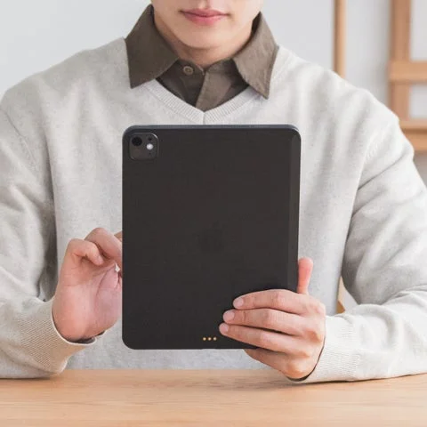スモークブラックのiPad Pro用ケース背面