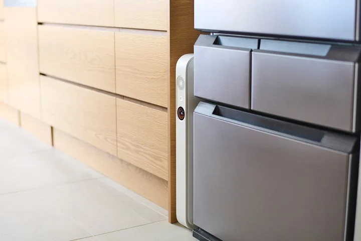 家具の隙間に設置された薄型のJackery ポータブル電源 SlimPower H1。