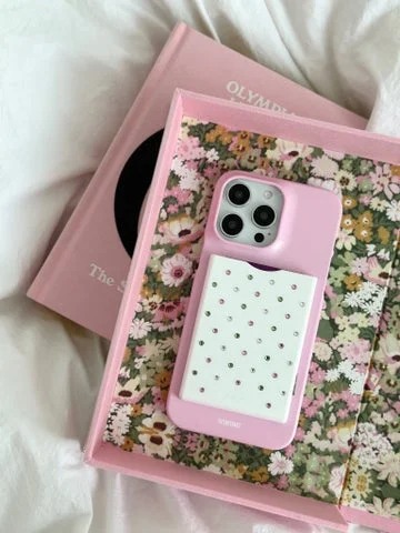 花柄の箱に入ったスワロフスキー装飾のスマートフォンケース