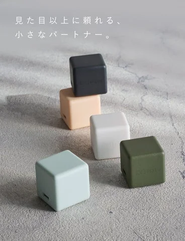 4色展開の小型充電器