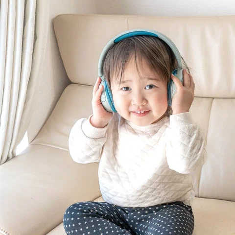 JBuddies Popを装着して微笑む子ども