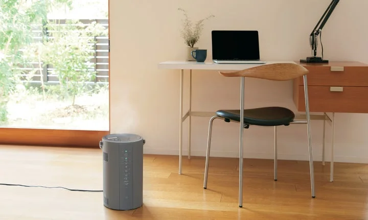 ワークデスク横に設置されたグレーのEE-DG型スチーム式加湿器