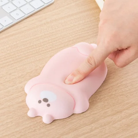 リストレストのGELクッションの柔らかさを指で押している様子