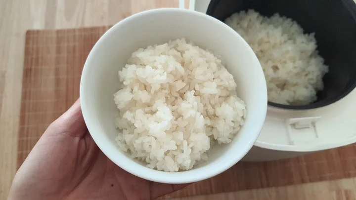 茶碗によそわれた炊きたてのごはん