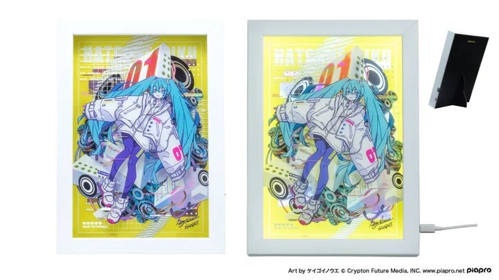 初音ミクのイラストが描かれた多層LEDアートボードの点灯状態と背面