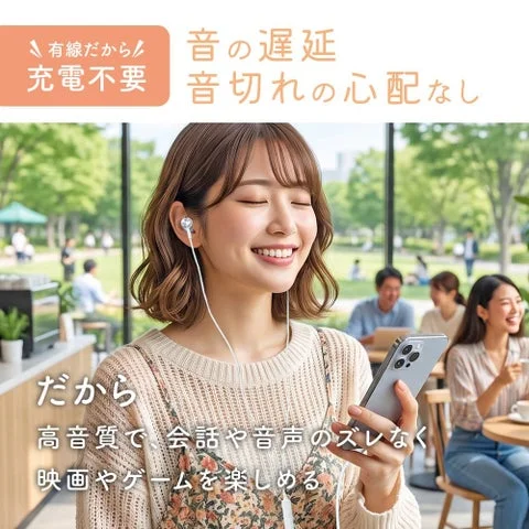 イヤホンを使用して動画やゲームを楽しむ女性