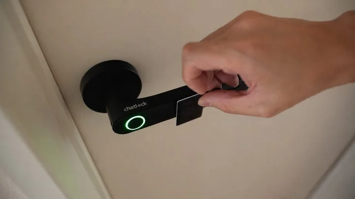 Chatlock H10にICカードをかざして解錠している様子