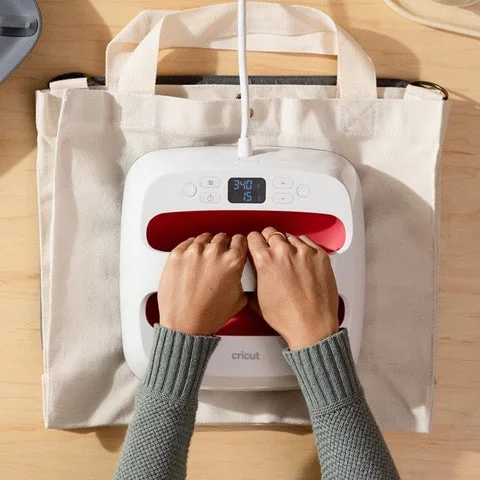トートバッグにEasyPressでプレスしている手元の様子