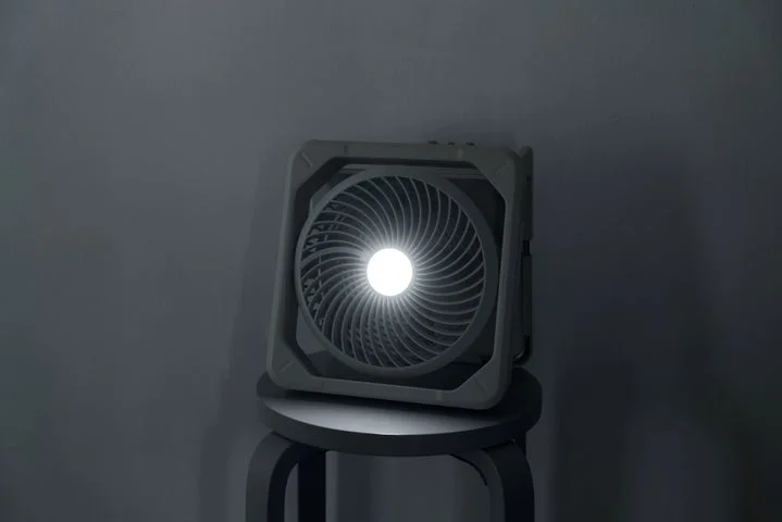暗い場所でLEDライトが点灯しているコードレスソーラーファン