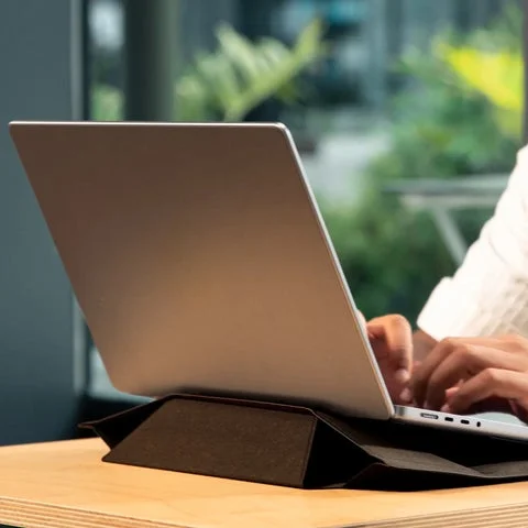 15度の傾斜でPCスタンドとして使用されているキャリーケース