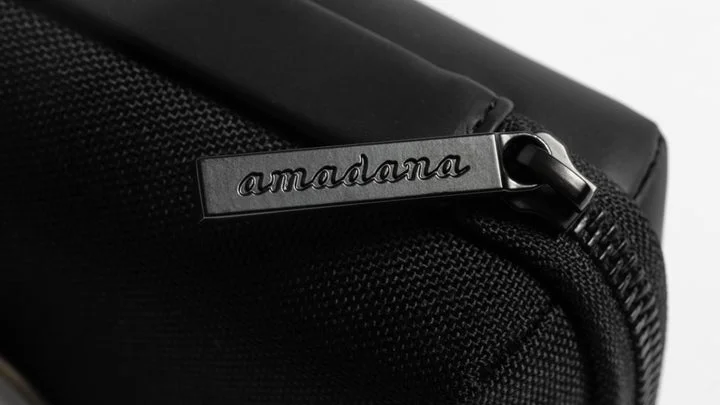amadanaロゴが刻印されたファスナーの引き手