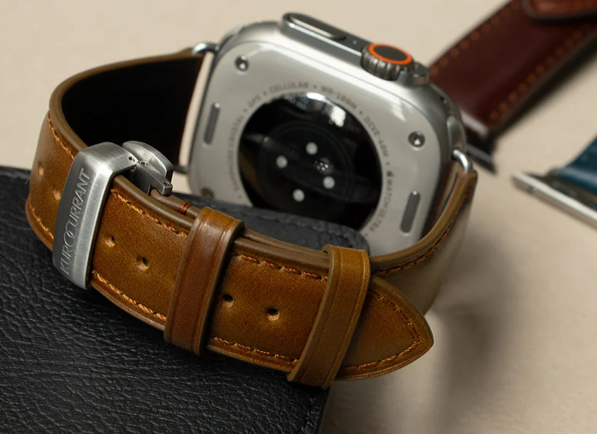 Apple Watchに取り付けられたコードバンレザーバンドの背面