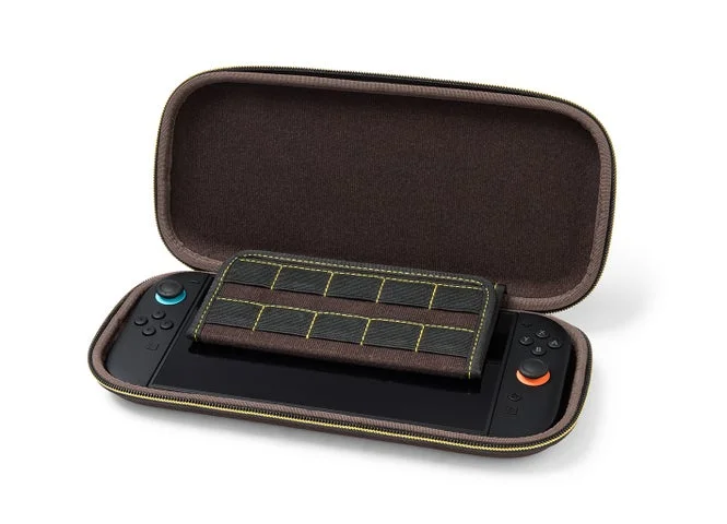 スリムケースの内部とゲーム機収納状態