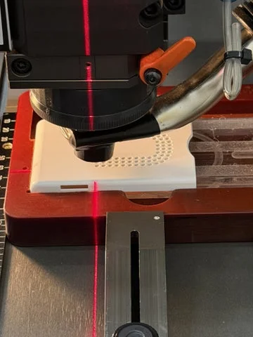 機械でケースに穴あけ加工をしている様子