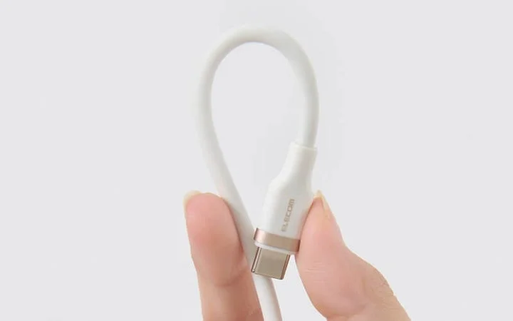 指で曲げられたケーブルのコネクター根元部分