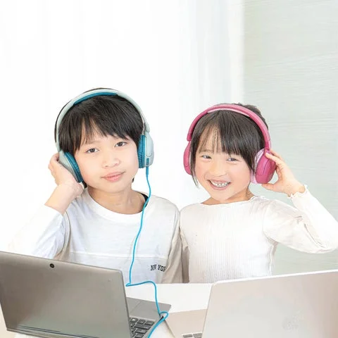 ノートPCで動画を視聴するJBuddies Pop装着中の子どもたち