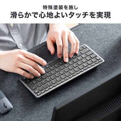 キーボードでタイピングを行っている手元