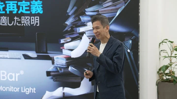 BenQ照明事業部長がプレゼンテーションを行っている様子。