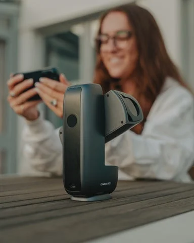 DWARF miniとスマートフォンを操作するユーザー