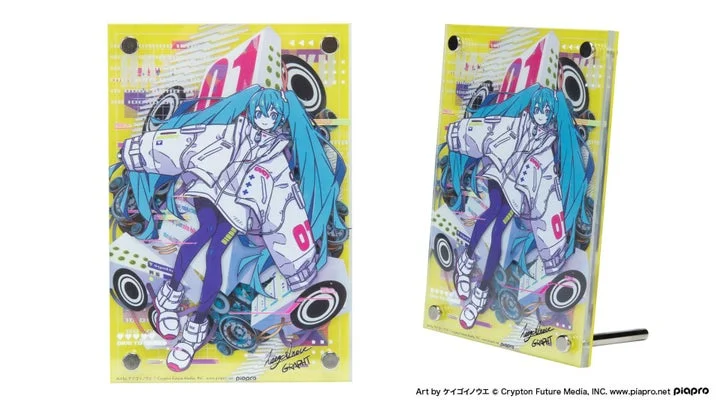 初音ミクのイラストがプリントされたレイヤードアクリルスタンド