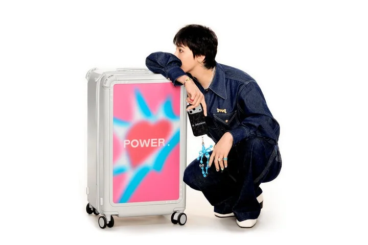 「POWER.」と書かれたスーツケースとそれを持つG-DRAGON