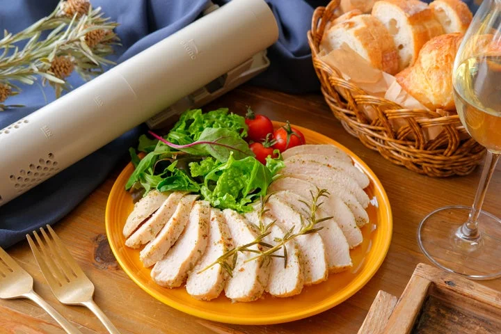 低温調理で作られたサラダチキン（ハーブソルト）の盛り付け