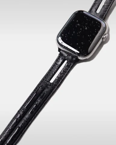 水滴がついたブラックのレザーバンド表面