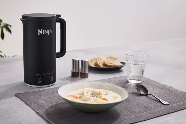 Ninja Soupiで調理されたスープと食卓のセット